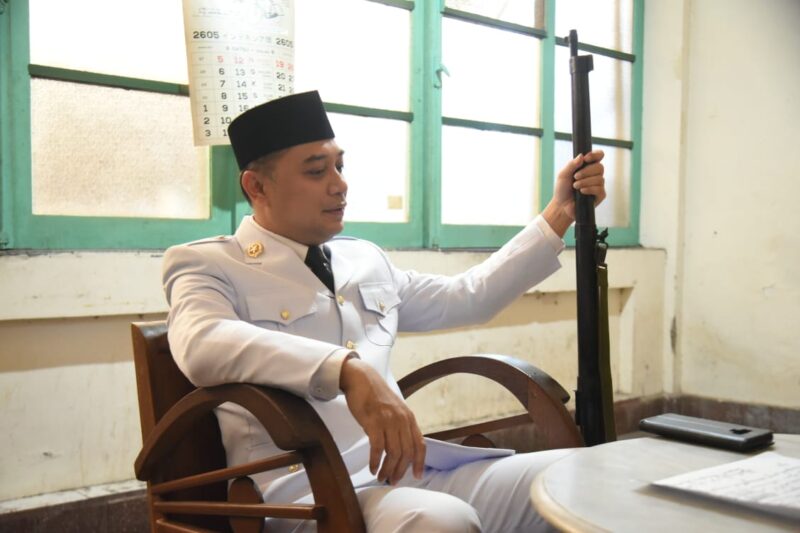 Wali Kota Surabaya Eri Cahyadi perankan sosok Bung Karno dalam sebuah garapan film dokumenter (Foto: Diskominfo Surabaya)