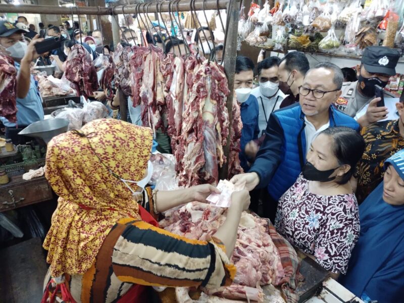 Mendag Zulkifli Hasan saat melakukan sidak ke Pasar Wonokromo, Surabaya (Foto: Diskominfo Surabaya)