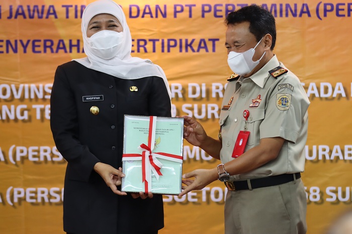 Kepala Kantor Wilayah BPN Jatim Ir Jonahar (kanan) menyerahkan sertifikat tanah aset Pemprov Jatim, kepada Gubernur Jawa Timur , Khofifah Indar Parawansa, di Gedung Kejaksaan Tinggi Negeri Jatim (Foto: Kominfo Jatim)