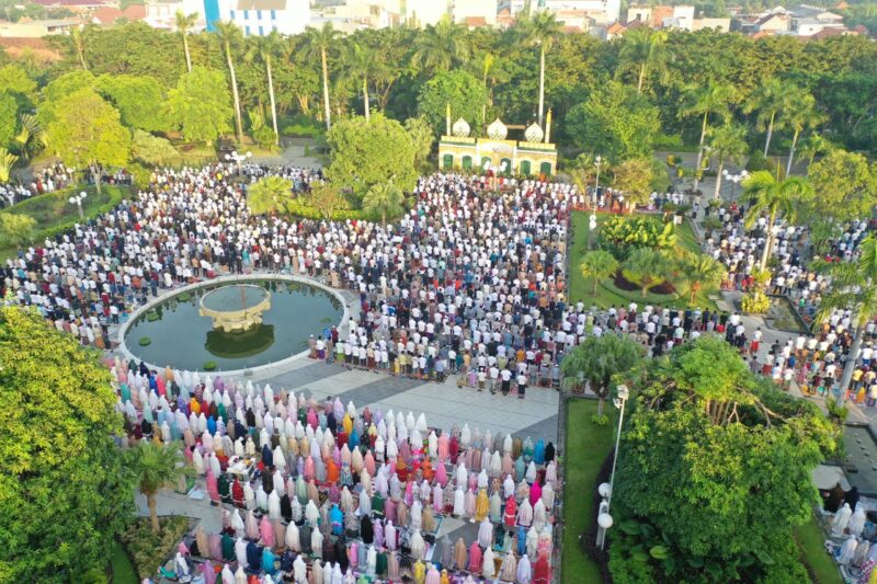 Salat Ied di Balai Kota Surabaya