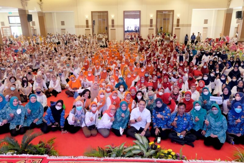 Wali Kota Eri Cahyadi bersama Ketua Tim Penggerak (TP) PKK Kota Surabaya Rini Indriyani saat menggelar silaturahmi rutin bersama Kader Surabaya Hebat (KSH)