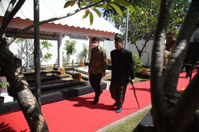 Wali Kota Surabaya Eri Cahyadi bersama perwakilan keluarga Ki Ageng Pengging, Raden Erwin P. Sosrokusumo (Foto: Diskominfo Surabaya)