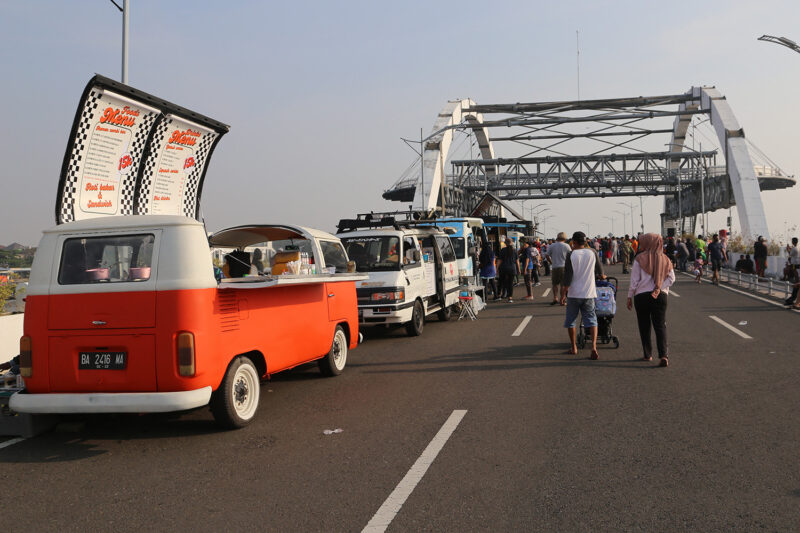 Puncak Peringatan Hari Koperasi Nasional (Harkopnas) Ke-75 Tahun 2022 di Car Free Day (CFD) Jembatan Suroboyo diramaikan dengan hadirnya Food Truck dan acara menarik lainnya (Foto: Diskominfo Surabaya)