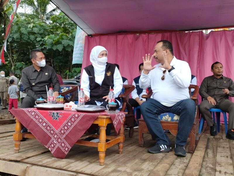 Gubernur Jatim Khofifah Indar Parawansa saat meninjau venue paralayang di Gunung Wayang, Lumajang. (Foto: Istimewa)