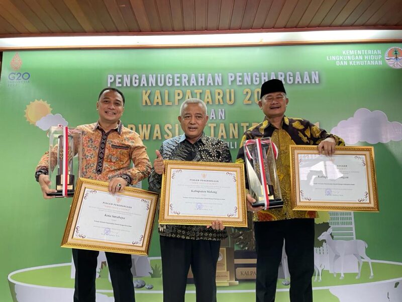 Penghargaan Nirwasita Tantra tahun 2021 diberikan Menteri Lingkungan Hidup dan Kehutanan Alue Dohong dan diterima langsung oleh Wali Kota Surabaya Eri Cahyadi.