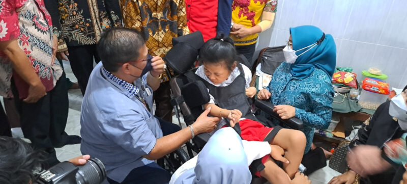 Pemberian Kursi Roda Khusus bagi penderita Cerebral Palsy di Kelurahan Lidah Kulon (Foto: Ist)