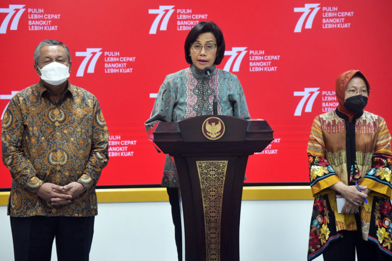 Menkeu Sri Mulyani didampingi Gubernur BI Perry Warjiyo dan Mensos Tri Rismaharini memberikan keterangan pers di Kantor Presiden, Jakarta, Senin (29/08/2022). (Foto: Humas Setkab)