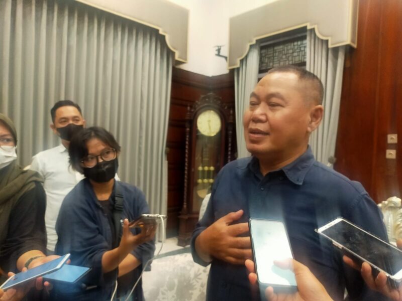 Produser film nasional, Avesina Soebli saat berkunjung ke rumah dinas Wali Kota Surabaya Eri Cahyadi (Foto: Diskominfo Surabaya)