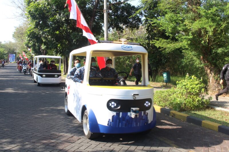 Iring-iringan mobil autonomous iCar yang membawa rombongan para dekan, Direktur Kemahasiswaan ITS Dr Imam Abadi ST MT, dan Direktur Pendidikan ITS Dr Siti Machmudah ST MEng (Foto: Humas ITS)