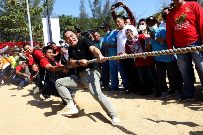 Semarakkan HUT ke-77 RI, Wali Kota Eri Cahyadi Ikut Lomba Tarik Tambang di Pantai Kenjeran (Foto: Diskominfo Surabaya)