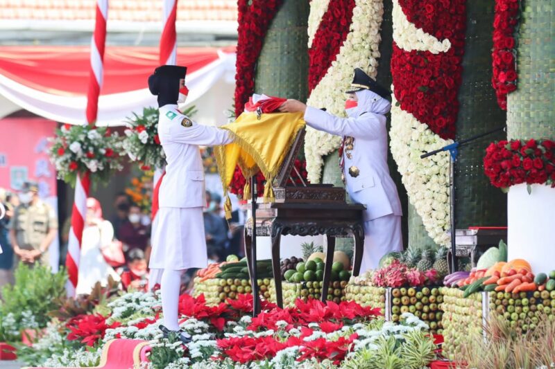 Gubernur Jatim Khofifah Indar Parawansa saat memimpin Upacara Peringatan HUT ke-77 Kemerdekaan RI di Gedung Grahadi, Rabu (17/8) (Foto: Kominfo Jatim)