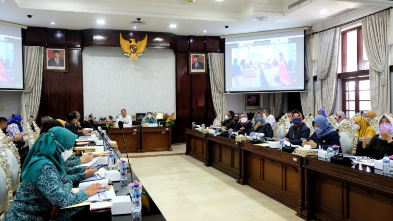 Wali Kota Eri Cahyadi paparkan Percepatan Penurunan Stunting di Surabaya secara virtual di Ruang Sidang Wali Kota