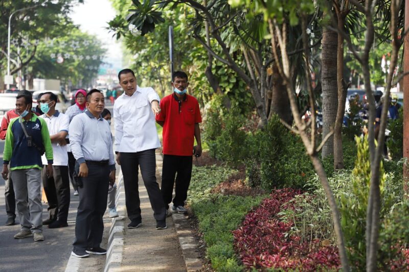 Jaga Keindahan Taman Tengah Kota, Wali Kota Eri Cahyadi Cek Penataannya