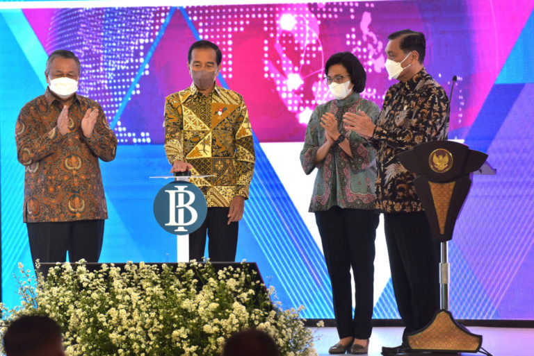 Presiden Jokowi didampingi Gubernur BI Perry Warjiyo, Meko Marves Luhut Binsar Pandjaitan, dan Menkeu Sri Mulyani pada Peluncuran Kartu Kredit Pemerintah Domestik dan QRIS Antarnegara (Foto: Humas Setkab)