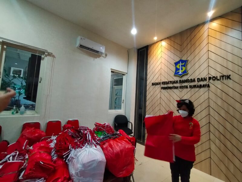 Kepala Bakesbangpol Kota Surabaya, Maria Theresia Ekawati Rahayu mempersiapkan bendera Merah Putih yang akan dibagikan ke warga (Foto: Diskominfo Surabaya)