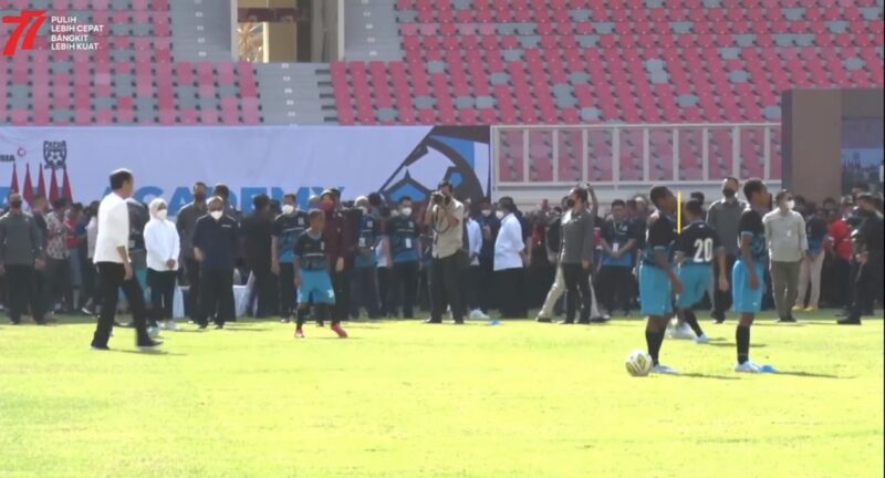 Presiden Jokowi bermain bola usai meluncurkan Papua Football Academy (PFA) di Stadion Lukas Enembe, Kabupaten Jayapura, Papua, Rabu (31/08/2022). (Foto: Tangkapan Layar)