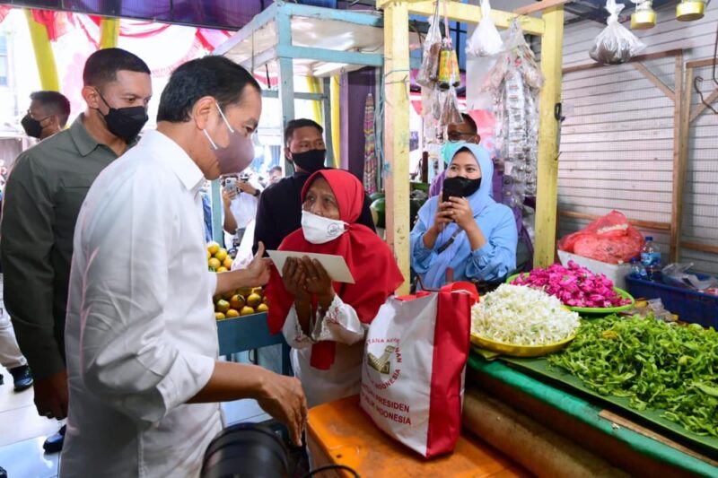 Presiden dan Ibu Iriana Joko Widodo saat mengunjungi Pasar Pucang Anom, Kota Surabaya, Minggu (21/8) (Foto: Setpres)