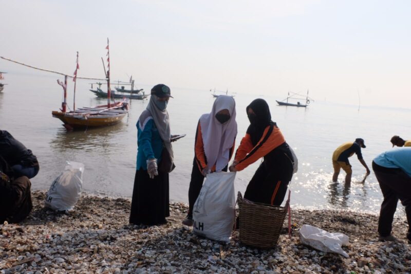 World Cleanup Day 2022, Pemkot Surabaya Bersihkan 1 Ton Sampah di Pantai Kenjeran