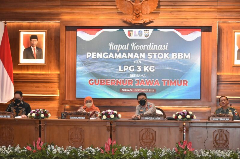 Gubernur Jatim Khofifah Indar Parawansa saat menggelar rakor pengamanan stok BBM dan LPG 3 kilogram bersama Forkopimda Jatim dan Pertamina (Foto: Kominfo Jatim)