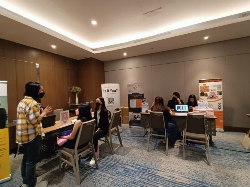 Suasana calon wisudawan saat mengikuti Table Top Networking (Foto: Humas UK Petra)