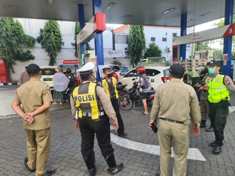 Pasca Kenaikan Harga BBM, Polrestabes Surabaya Bersama 3 Pilar Siagakan Personel di SPBU (Foto: Diskominfo Jatim)