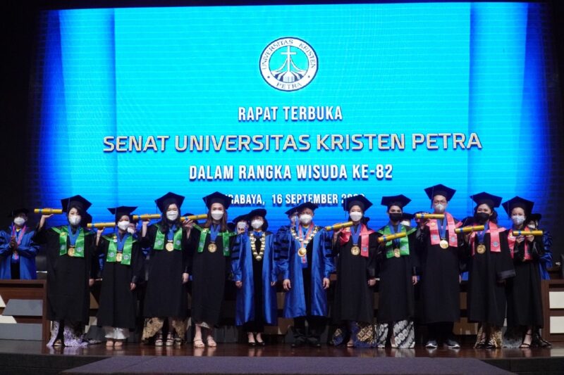 Rektor dan Wakil Rektor Bidang Akademik berfoto bersama mahasiswa cumlaude shift 1 pada wisuda ke 82 UK Petra