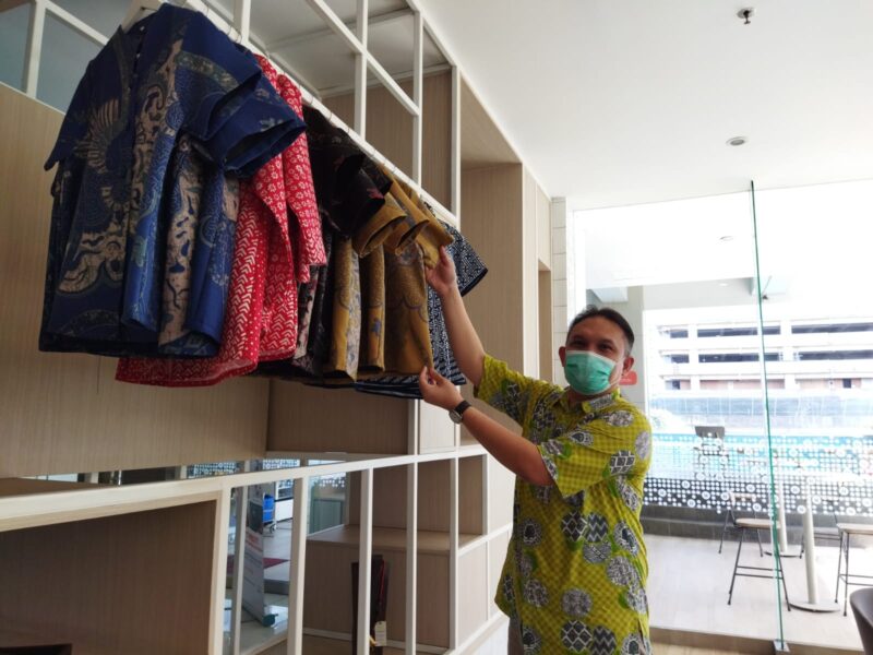 Display Batik yang merupakan produk UMKM di Lobby Harris Hotel and Convention Bundaran Satelit Surabaya (Foto: Christiana Beatrix)