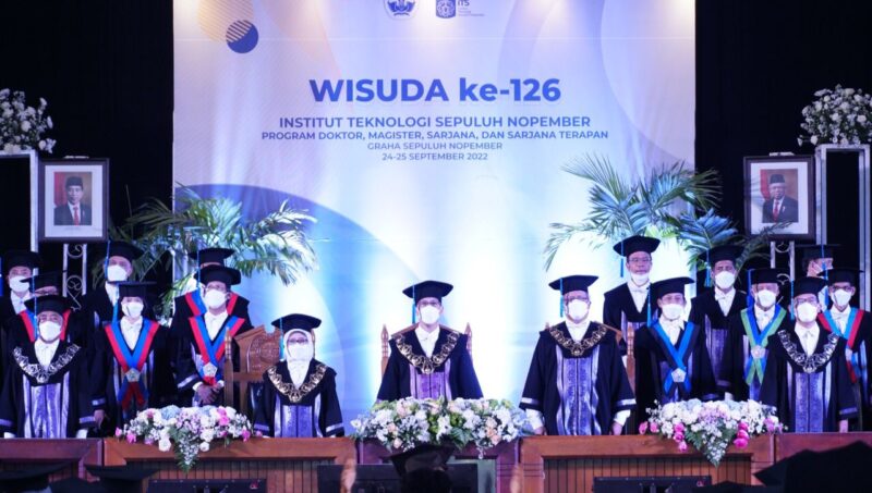 Rektor ITS beserta jajarannya pada prosesi Wisuda 126 (Foto: Humas ITS)