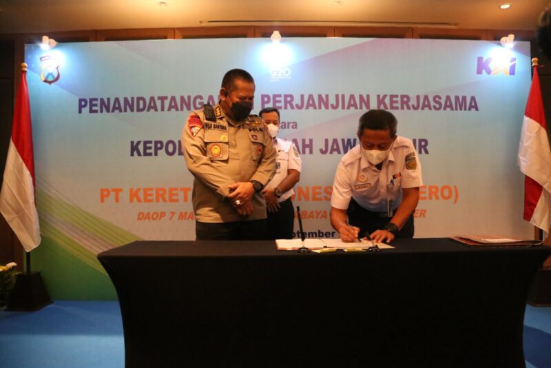 EVP KAI Daop 8 Surabaya, Heri Siswanto saat melakukan penandatanganan PKS dengan Polda Jatim (Foto: Humas Daop 8)