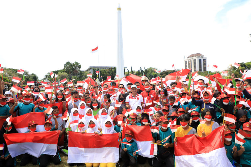 Sukseskan Gerakan Nasional Pembagian 10 juta Bendera Merah Putih, Pemkot Surabaya Menerima Piagam Penghargaan dari Kemendagri