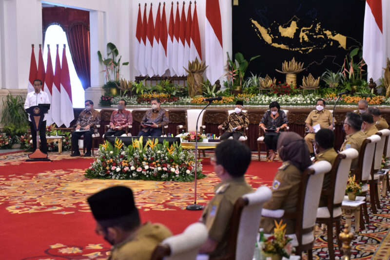Presiden Jokowi saat memberikan pengarahan pada para kepala daerah, di Istana Negara, Jakarta, Senin (12/09/2022). (Foto: Humas Setkab)