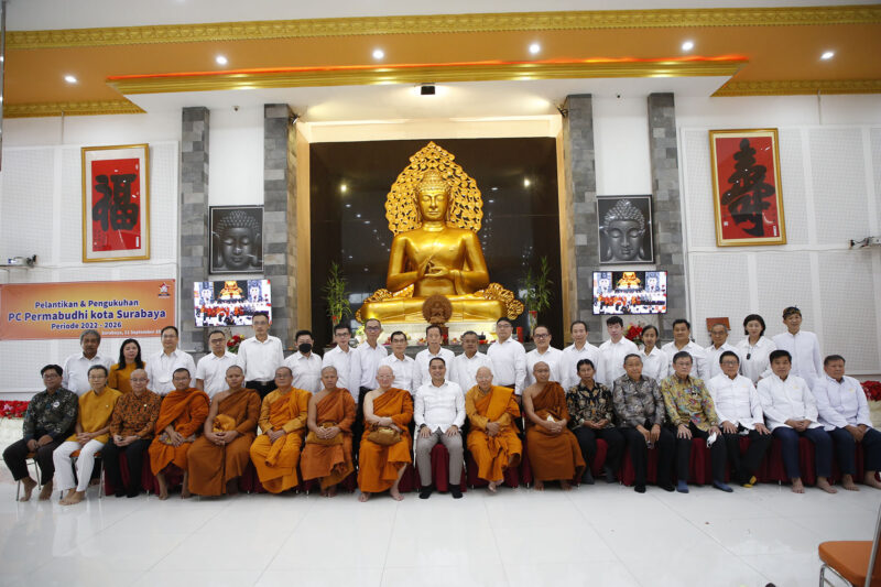 Wali Kota Surabaya Eri Cahyadi melantik para Pengurus Cabang (PC) Persatuan Umat Buddha Indonesia (Permabudhi) Kota Surabaya periode 2022 - 2026 di Vihara Buddhayana Dharmawira Center (BDC), Minggu (11/9/2022)