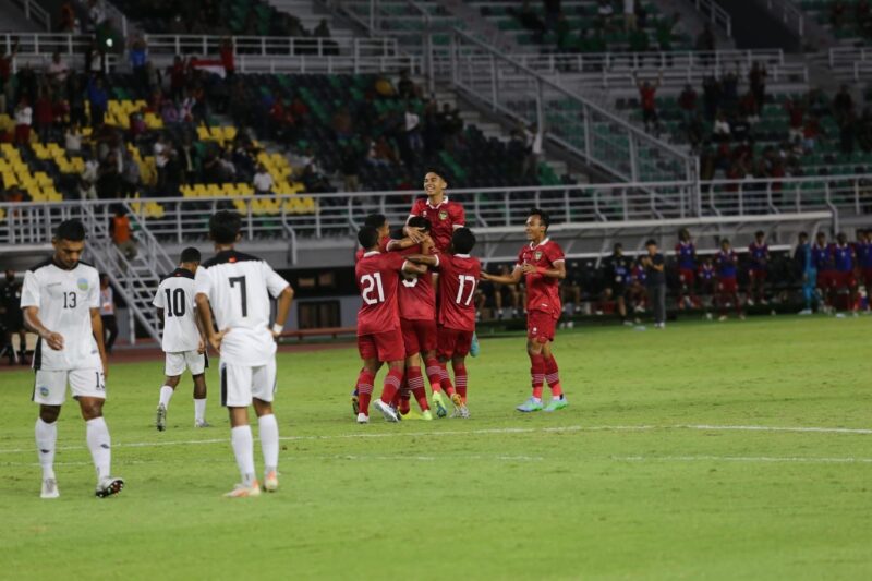 Timnas Indonesia saat melawan Timor Leste pada Kualifikasi Piala AFC U - 20 Asian Cup 2023 di Stadion Gelora Bung Tomo (GBT) Kota Surabaya, Rabu (14/9/2022) malam (Foto: Diskominfo Surabaya)