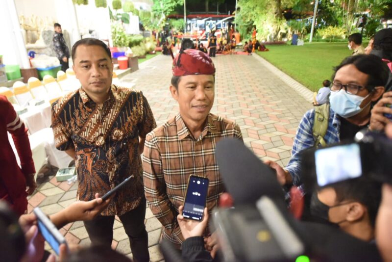 Wali Kota Eri Cahyadi  bersama Sekjen PSSI Yunus Nusi saat gala dinner bersama Timnas Indonesia U-20 di rumah dinas Wali Kota, Senin (19/9/2022). (Foto: Diskominfo Surabaya)