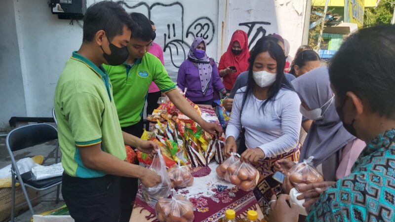 Stabilkan Harga, Pemkot Surabaya Gelar Operasi Pasar di 10 Kecamatan dan Berhasil Jual Telur 618 Kilogram (Foto: Diskominfo Surabaya)