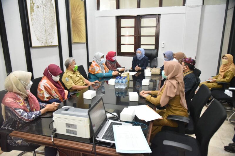 Kemenkes Verifikasi Lapangan 4 Sentra Pangan Jajanan dan Kantin Sehat di Surabaya (Foto: Diskominfo Surabaya)