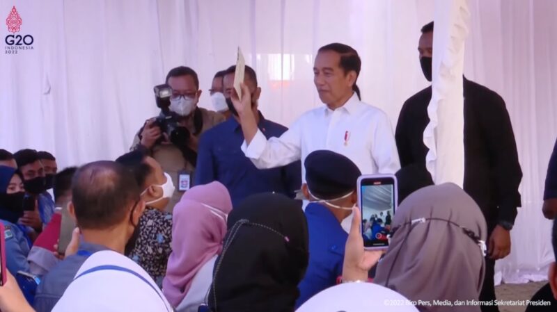 Presiden Jokowi saat meninjau penyaluran bansos di Baubau, Sulawesi Tenggara, Selasa (27/09/2022). (Foto: Tangkapan Layar)