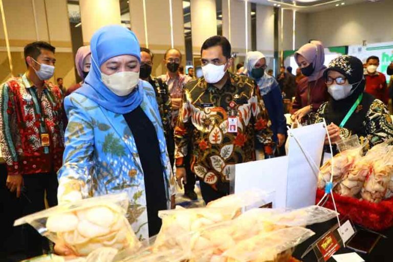 Gubernur Khofifah saat meninjau produk yang dipamerkan dalam East Java Halal Agro Industry Festival 2022 di Ballroom Hotel Novotel Samator, Surabaya. (Foto: Ist)
