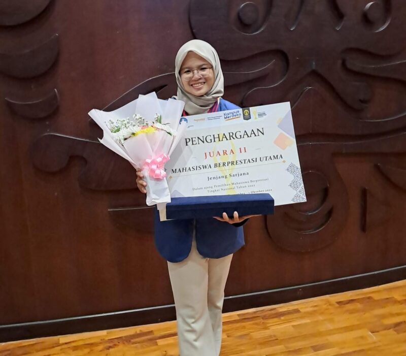 Mahasiswa ITS Fiqey Indriati Eka Sari dengan bangga membawa pulang gelar Juara II Mahasiswa Berprestasi Nasional 2022 jenjang Sarjana (Foto: Humas ITS)