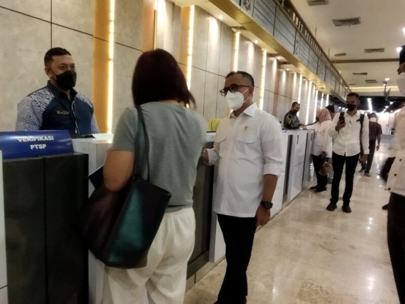 MenPAN RB Abdullah Azwar Anas saat meninjau Mall Pelayanan Publik Surabaya (Foto: Christiana Beatrix)