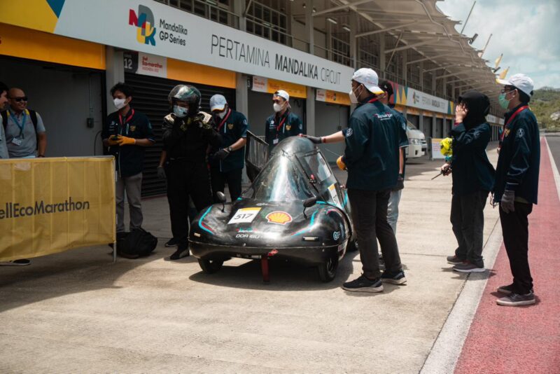 Tim Sapuangin ITS dengan mobil Sapuangin XI Evo 3 bersiap melakukan balapan pada ajang Shell Eco-Marathon 2022 di Sirkuit Internasional Mandalika, Lombok Tengah, NTB (Foto: Humas ITS)