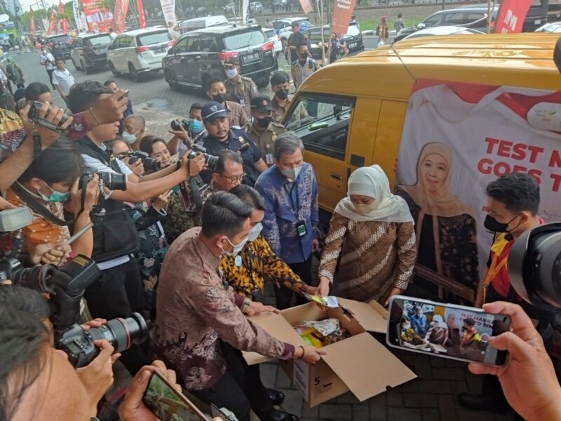 Gubernur Khofifah saat melepas ekspor Test Market UMKM Goes To Singapura asal Jawa Timur berupa produk olahan pangan, di Halaman Gedung Jatim Expo Surabaya, Rabu (19/10/2022) sore. (Foto: Christiana Beatrix)