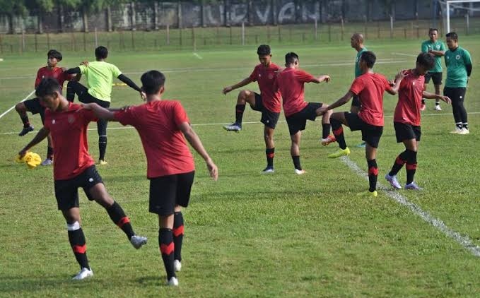 Sejumlah pesepak bola Tim Nasional U-17 Indonesia berlatih di Stadion Pajajaran, Kota Bogor, Jawa Barat, Minggu (2/10/2022). ANTARA FOTO/Aditya Pradana Putra/foc. (ANTARA FOTO/ADITYA PRADANA PUTRA)