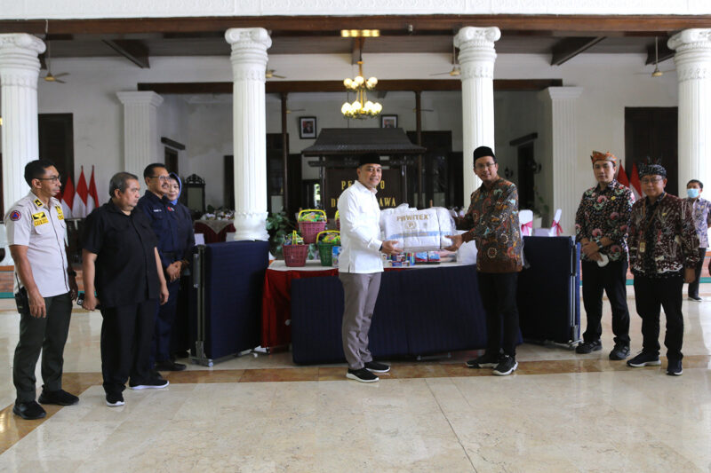 Wali Kota Eri Cahyadi Berikan Bantuan Bencana Alam Sidoarjo Sebesar 250 Juta (Foto: Diskominfo Surabaya)