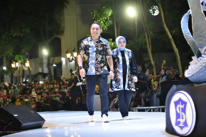 Fashion Show Batik di Karnaval Nang Tunjungan Surabaya (Foto: Diskominfo Surabaya)