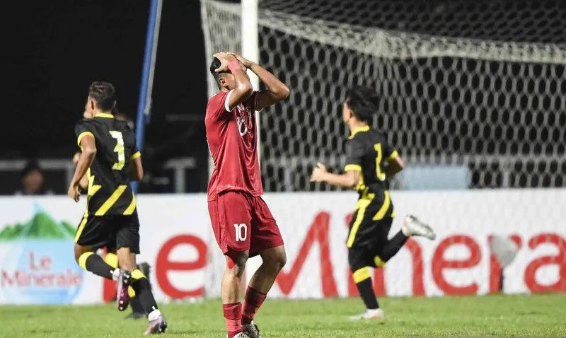 Pesepak bola Tim Nasional U-17 Indonesia Muhammad Nabil Asyura (tengah) memegang kepalanya usai Tim Nasional U-17 Malaysia mencetak gol dalam laga Grup B Kualifikasi Piala Asia U-17 2023 di Stadion Pakansari, Cibinong, Kabupaten Bogor, Jawa Barat, Minggu (9/10/2022). (Foto: ANTARA/M Risyal Hidayat/wsj)