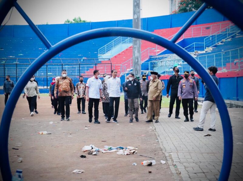 Presiden Jokowi didampingi pejabat terkait saat meninjau kondisi Stadion Kanjuruhan, Kabupaten Malang, pada Rabu (05/10/2022). (Foto: BPMI Setpres)