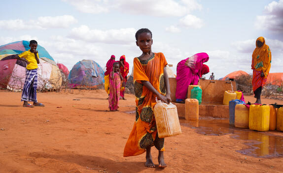 Hibo, 10 tahun, membawa air dengan jerigen ke rumah sementaranya di kamp pengungsi Kaharey, Somalia (Foto: UNICEF/UN0644298/Fazel)