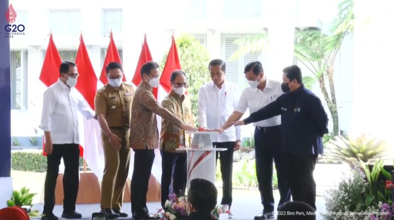 Presiden RI Joko Widodo meluncurkan sekaligus meninjau penyuntikan perdana vaksin COVID-19 produksi dalam negeri yaitu Vaksin IndoVac, di pabrik PT Bio Farma, Bandung, Jawa Barat, Kamis (13/10/2022).(Foto:Setpres)