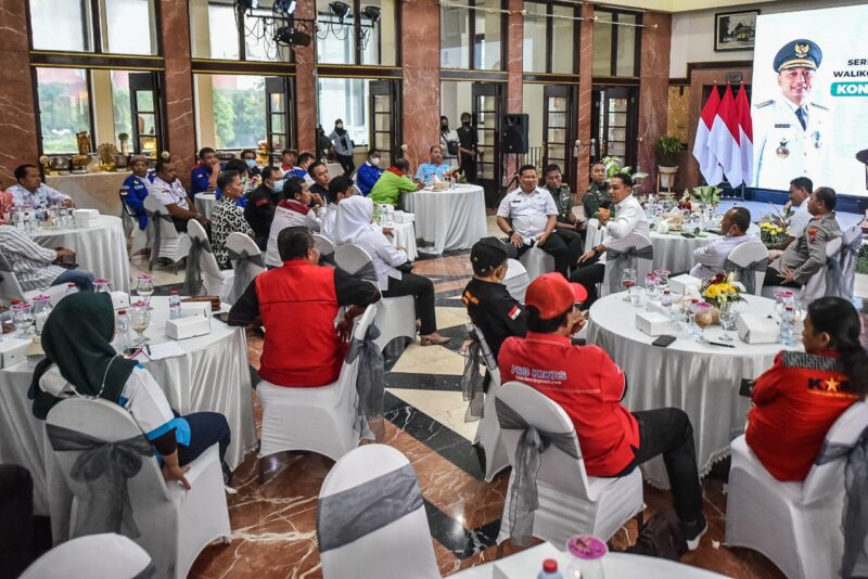 Pemkot Surabaya menggelar Silaturahmi Serikat Pekerja/Serikat Buruh dengan Wali Kota Surabaya dalam rangka menjaga kondusifitas Kota Surabaya di lobby lantai 2 Balai Kota Surabaya, Rabu (26/10/2022).  (Foto: Diskominfo Surabaya)